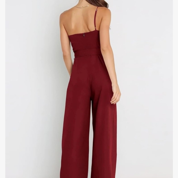 NWOT. Chic one-shoulder jumpsuit w/pockets and tie at the waist. Size Medium - Picture 2 of 5